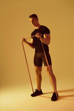 Stüdyoda kaslı vücut eğitimi almış atletik bir adam aktif bir adam spor yapıyor, renkli ışıklandırma ve arka plan, fitness, spor ve sağlık yaşam tarzı konseptleri