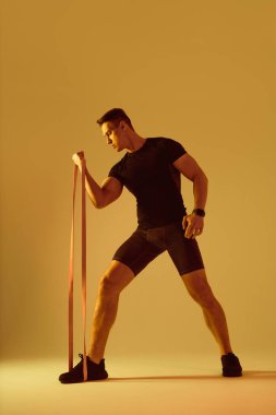 Stüdyoda kaslı vücut eğitimi almış atletik bir adam aktif bir adam spor yapıyor, renkli ışıklandırma ve arka plan, fitness, spor ve sağlık yaşam tarzı konseptleri