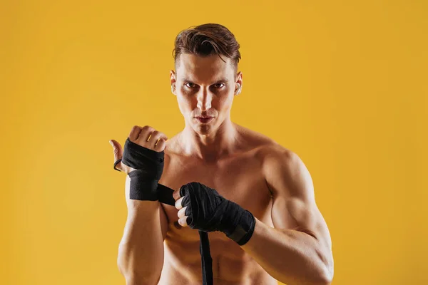 Atletyczny Mężczyzna Dopasowanym Muskularnym Treningiem Ciała Studio Aktywny Człowiek Wykonujący — Zdjęcie stockowe
