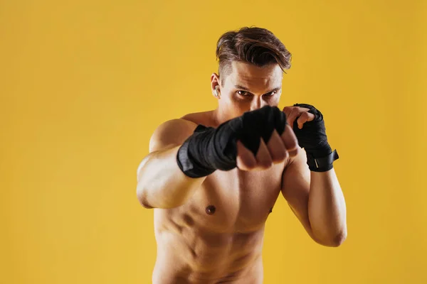 Atletisk Man Med Passform Muskelträning Studio Aktiv Man Gör Ett — Stockfoto