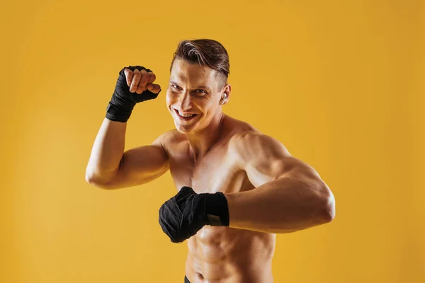 Homem Atlético Com Treinamento Muscular Estúdio Homem Ativo Fazendo Treino — Fotografia de Stock