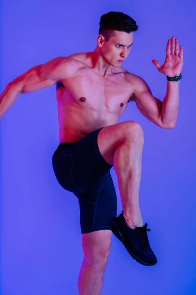 Homme Athlétique Avec Entraînement Musculaire Studio Homme Actif Faisant Une — Photo