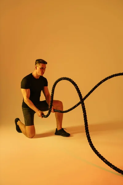 Атлетичный Человек Тренировкой Мускулистого Тела Студии Активный Человек Делает Тренировку — стоковое фото