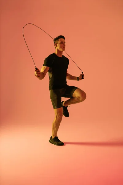 Homme Athlétique Avec Entraînement Musculaire Studio Homme Actif Faisant Une — Photo