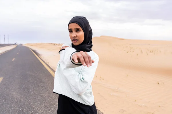Mooie Midden Oosterse Arabische Vrouw Draagt Hijab Training Buiten Een — Stockfoto