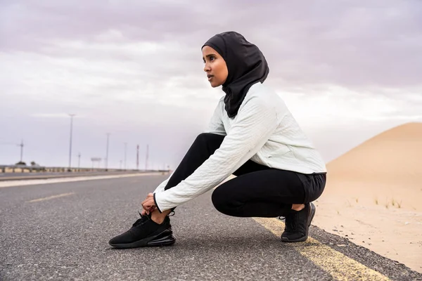 Vacker Mellanösternarabiska Kvinna Som Bär Hijab Träning Utomhus Ett Ökenområde — Stockfoto