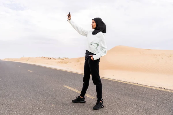 Gyönyörű Közel Keleti Arab Visel Hidzsáb Edzés Szabadban Egy Sivatagi — Stock Fotó