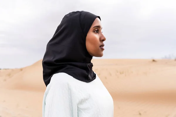 Krásná Středovýchodní Arabská Žena Nosí Hidžáb Trénink Venku Poušti Sportovní — Stock fotografie