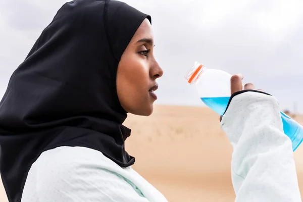 Bela Mulher Árabe Oriente Médio Vestindo Hijab Treinamento Livre Uma — Fotografia de Stock