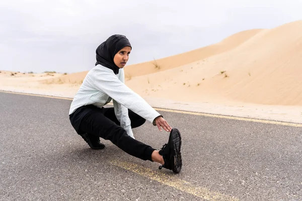 Gyönyörű Közel Keleti Arab Visel Hidzsáb Edzés Szabadban Egy Sivatagi — Stock Fotó