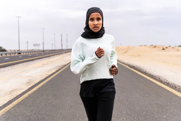 Bela Mulher Árabe Oriente Médio Vestindo Hijab Treinamento Livre Uma — Fotografia de Stock