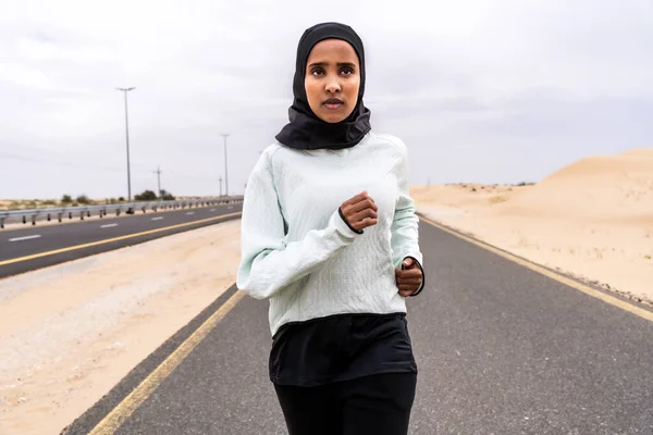 Schöne Arabische Frau Aus Dem Nahen Osten Trägt Hidschab Training — Stockfoto