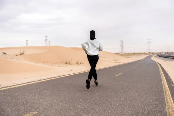 Piękna Arabka Bliskiego Wschodu Hidżabie Trenująca Świeżym Powietrzu Pustyni Sportowa — Zdjęcie stockowe
