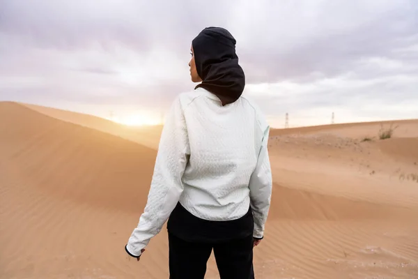 Piękna Arabka Bliskiego Wschodu Hidżabie Trenująca Świeżym Powietrzu Pustyni Sportowa — Zdjęcie stockowe