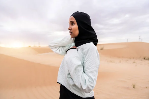 Mooie Midden Oosterse Arabische Vrouw Draagt Hijab Training Buiten Een — Stockfoto