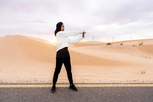 Красива Жінка Середнього Сходу Одягнена Хіджаб Тренується Відкритому Повітрі Пустелі — стокове фото