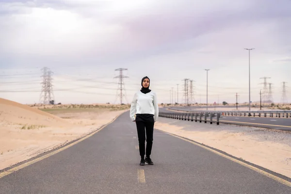 Красива Жінка Середнього Сходу Одягнена Хіджаб Тренується Відкритому Повітрі Пустелі — стокове фото