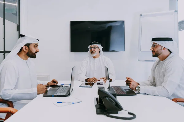Skupina Středovýchodních Podnikatelů Kteří Nosí Tradiční Emirati Oblečení Setkání Kanceláři — Stock fotografie