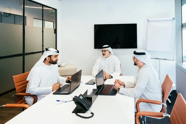 Група Середньосхідних Корпоративних Бізнесменів Традиційному Одязі Еміратів Офісі Дубаї Ділова — стокове фото