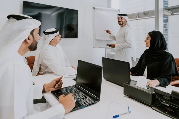 Grupo Empresarios Oriente Medio Que Usan Ropa Emirati Tradicional Oficina —  Fotos de Stock