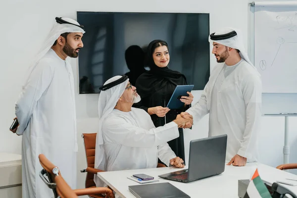 Gruppe Mittelöstlicher Geschäftsleute Traditioneller Emiratischer Kleidung Trifft Sich Büro Dubai — Stockfoto