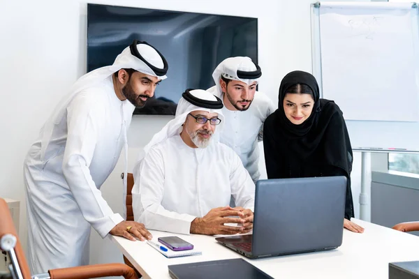 Grupa Ludzi Biznesu Bliskiego Wschodu Tradycyjnej Emirackiej Odzieży Biurze Dubaju — Zdjęcie stockowe