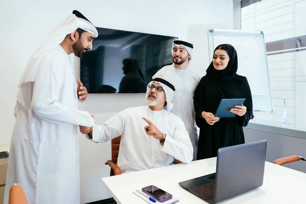 Grupa Ludzi Biznesu Bliskiego Wschodu Tradycyjnej Emirackiej Odzieży Biurze Dubaju — Zdjęcie stockowe
