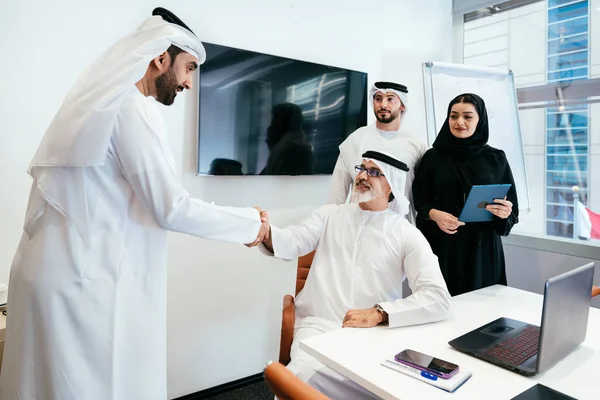 Gruppo Imprenditori Medio Orientali Che Indossano Abiti Tradizionali Emirati Incontrano — Foto Stock