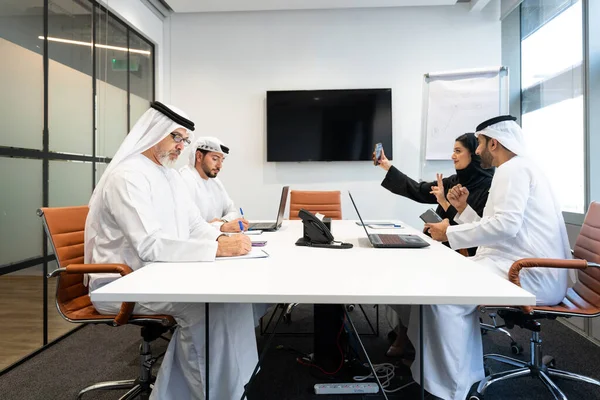 바이에 사무실에서 전통적 에머리 일하는 중류층 사업가들 아랍에미리트에서 일하고 비지니스 — 스톡 사진