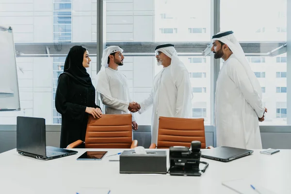 Grupo Empresarios Oriente Medio Que Usan Ropa Emirati Tradicional Oficina —  Fotos de Stock