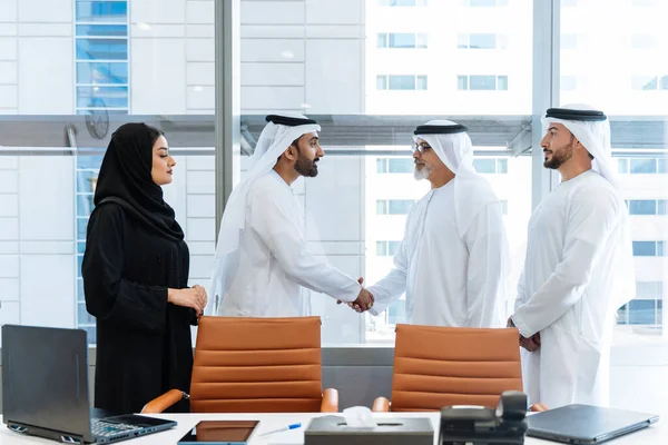 Közel Keleti Vállalati Üzletemberek Csoportja Hagyományos Emirátusruhát Visel Találkozó Irodában — Stock Fotó