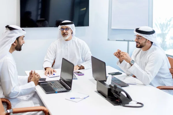 Skupina Středovýchodních Podnikatelů Kteří Nosí Tradiční Emirati Oblečení Setkání Kanceláři — Stock fotografie