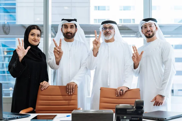 Groep Van Het Midden Oosten Zakelijke Mensen Met Traditionele Emirati — Stockfoto
