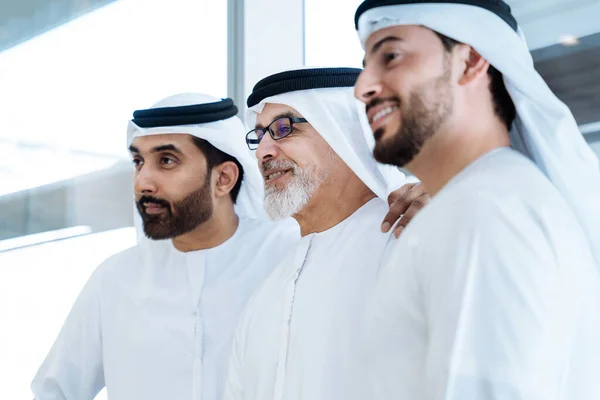 Группа Представителей Среднего Восточного Бизнеса Традиционной Одежде Эмиратов Офисе Дубае — стоковое фото