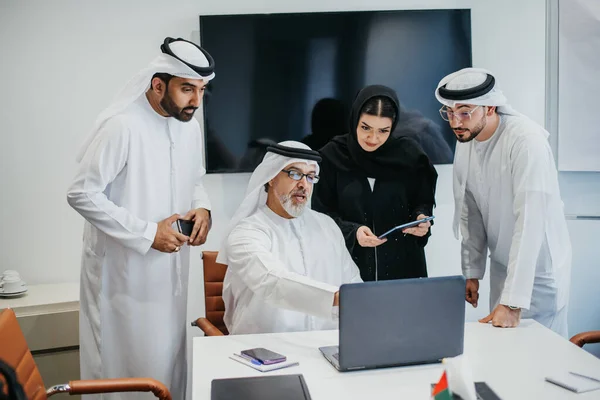 바이에 사무실에서 전통적 에머리 일하는 중류층 사업가들 아랍에미리트에서 일하고 비지니스 — 스톡 사진