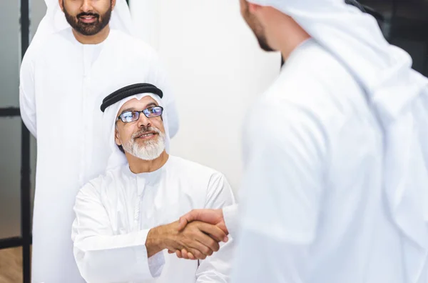 Группа Представителей Среднего Восточного Бизнеса Традиционной Одежде Эмиратов Офисе Дубае — стоковое фото