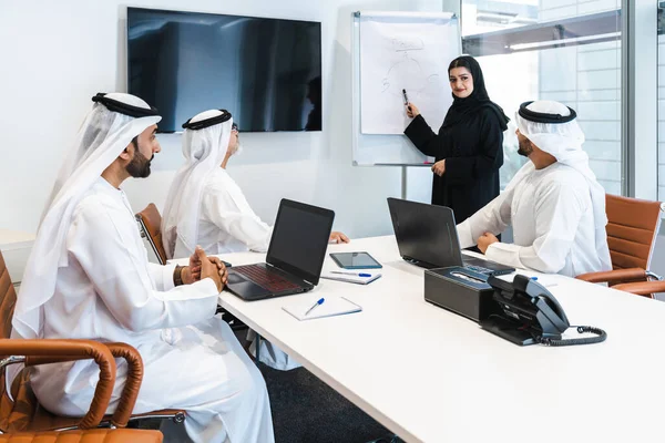 Grupo Empresários Corporativos Oriente Médio Vestindo Roupas Tradicionais Emirati Reunião — Fotografia de Stock