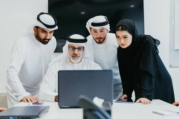 Grupo Empresarios Oriente Medio Que Usan Ropa Emirati Tradicional Oficina — Foto de Stock