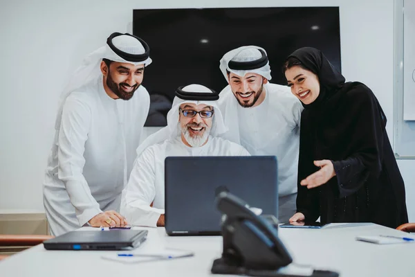 Group Middle Eastern Corporate Business People Wearing Traditional Emirati Clothes — Stock Photo, Image
