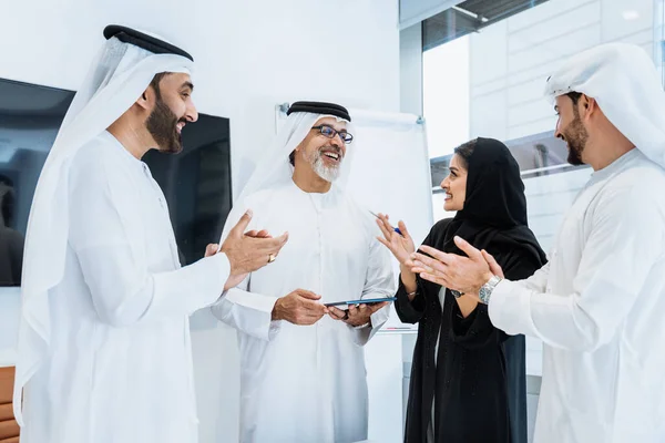 Gruppe Mittelöstlicher Geschäftsleute Traditioneller Emiratischer Kleidung Trifft Sich Büro Dubai — Stockfoto