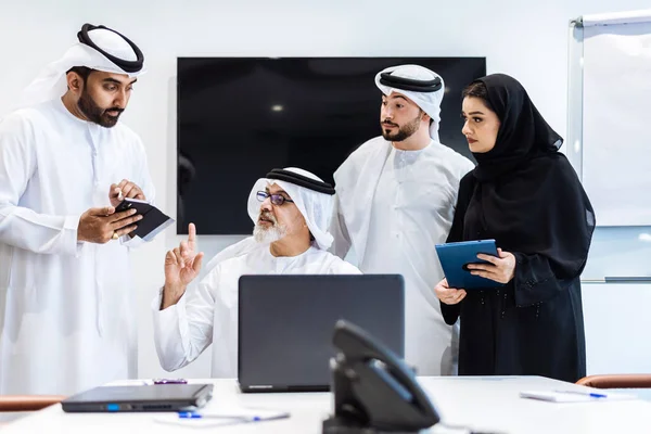 Grupo Empresários Corporativos Oriente Médio Vestindo Roupas Tradicionais Emirati Reunião — Fotografia de Stock