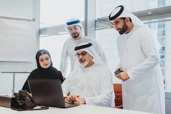Gruppo Imprenditori Medio Orientali Che Indossano Abiti Tradizionali Emirati Incontrano — Foto Stock