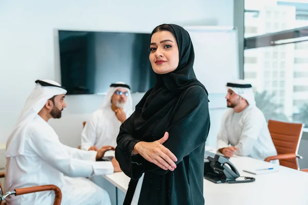 Grupo Empresarios Oriente Medio Que Usan Ropa Emirati Tradicional Oficina — Foto de Stock