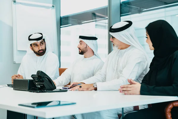 ドバイのオフィスで伝統的なエミレーツの服を着ている中東の企業ビジネスのグループ Uaeで働くビジネスチームとブレインストーミング — ストック写真