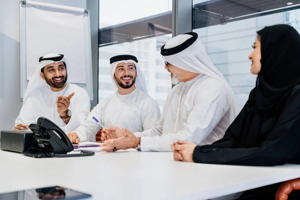 Group Middle Eastern Corporate Business People Wear Traditional Emirati Clothing — Φωτογραφία Αρχείου