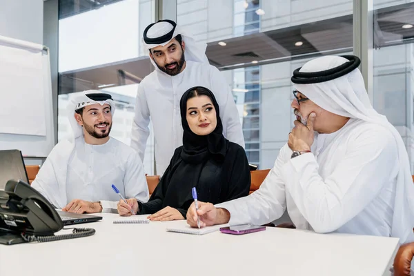 Група Середньосхідних Корпоративних Бізнесменів Традиційному Одязі Еміратів Офісі Дубаї Ділова — стокове фото