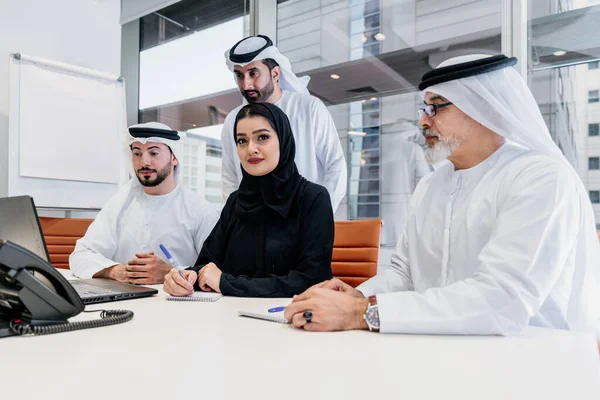 Group Middle Eastern Corporate Business People Wear Traditional Emirati Clothing — Φωτογραφία Αρχείου