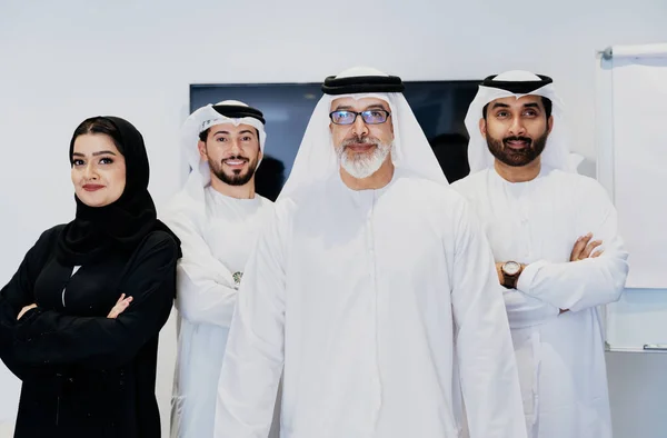 Groep Van Het Midden Oosten Zakelijke Mensen Met Traditionele Emirati — Stockfoto
