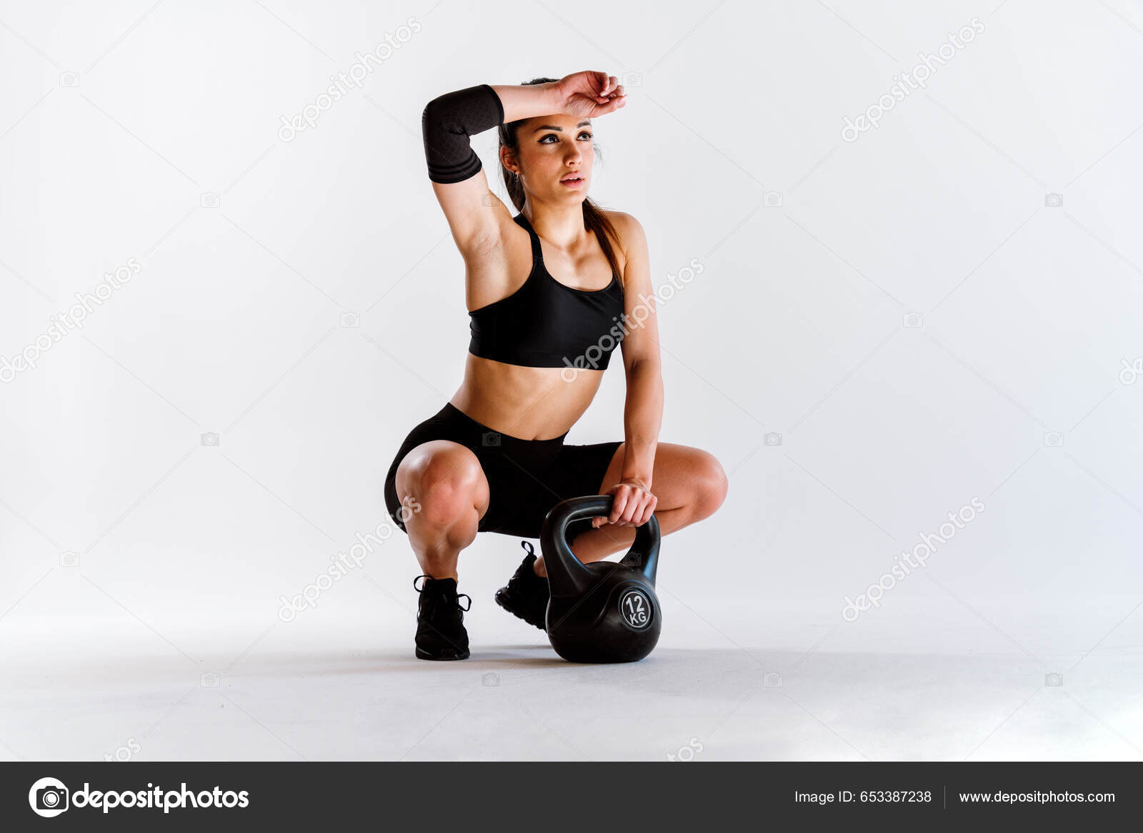 Foto de Jovem Esportiva Fazendo Agachamentos Sumô Com Kettlebell