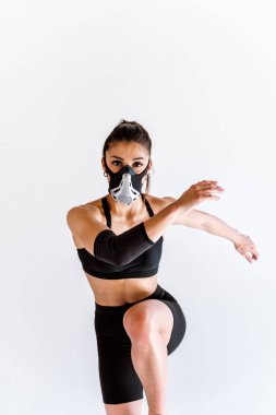 Spor aletlerini kullanarak spor salonunda antrenman yapan genç bir bayan sporcu. Formda kadın vücut çalışıyor. Zindelik, sağlık ve spor hazırlığı kavramları.